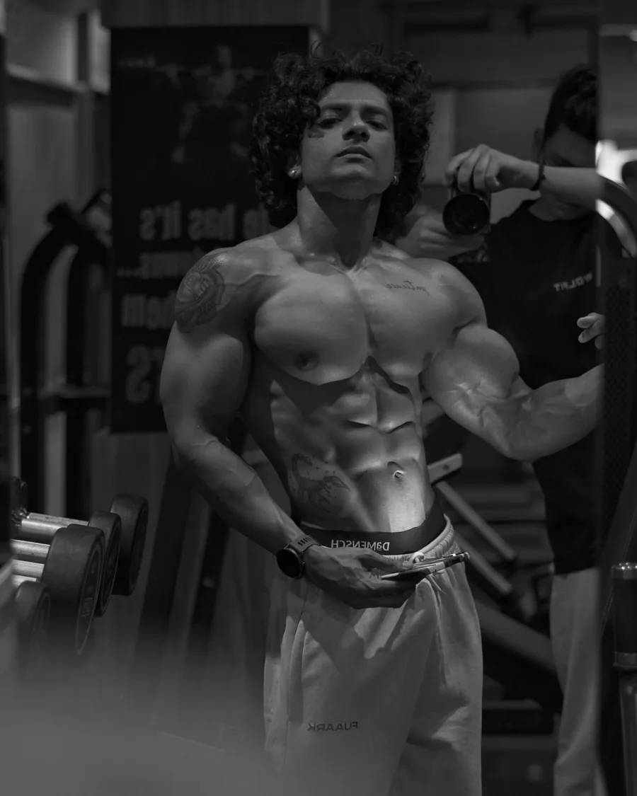 Rajdeep flexing in the gym, black and white
